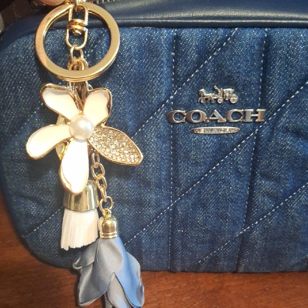 Amazon Essentials Gold and White Flower Keychain